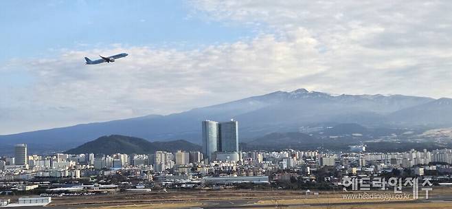 제주시 도두봉에서 바라본 제주국제공항 전경. (헤드라인제주 DB)