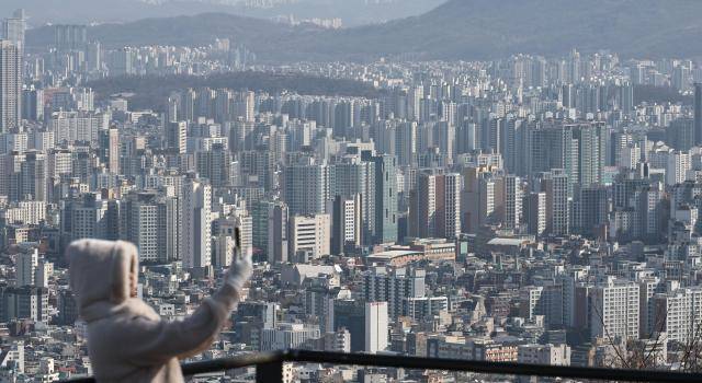 서울 남산에서 바라본 서울 시내 아파트 밀집 지역 모습 [사진=연합뉴스]