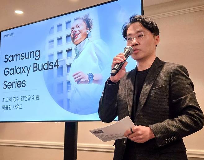 26일(현지시간) 미국 샌프란시스코에서 진행된 미디어 브리핑에서 삼성전자 MX사업부 오디오그룹 문한길 마스터가 '갤럭시 버즈4 시리즈'를 소개하고 있다. 사진=삼성전자 제공
