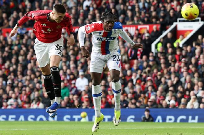 맨체스터 유나이티드의 베냐민 세슈코가 헤더로 결승골을 터뜨리고 있다. 사진=AFPBBNews