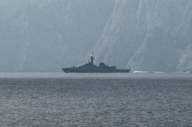 1일(현지시간) 세계 석유 및 가스의 상당량이 통과하는 주요 해상 교통로인 호르무즈 해협에서 항해 중인 해군 함정이 포착됐다. (사진=AFP)