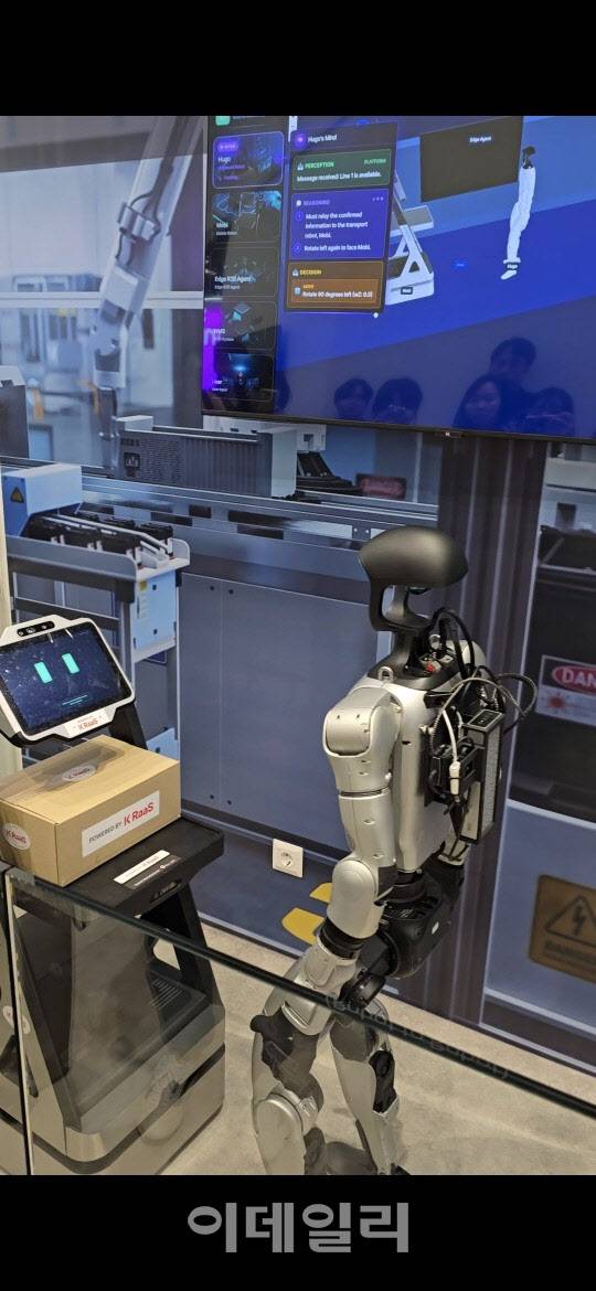 KT 로봇플랫폼 'K Raas'를 통해서 로봇과 로봇이 소통하고 있다(사진=윤정훈 기자)