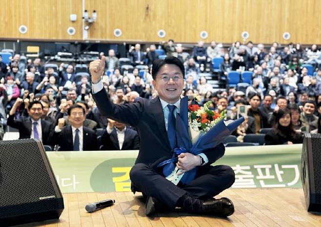 김희철 연수구청장 예비후보가 2월28일 연수구 동춘동 인천평생학습관에서 출판기념회를 한 뒤 참석자들과 기념 촬영하고 있다. (사진 = 김희철 예비후보 제공)