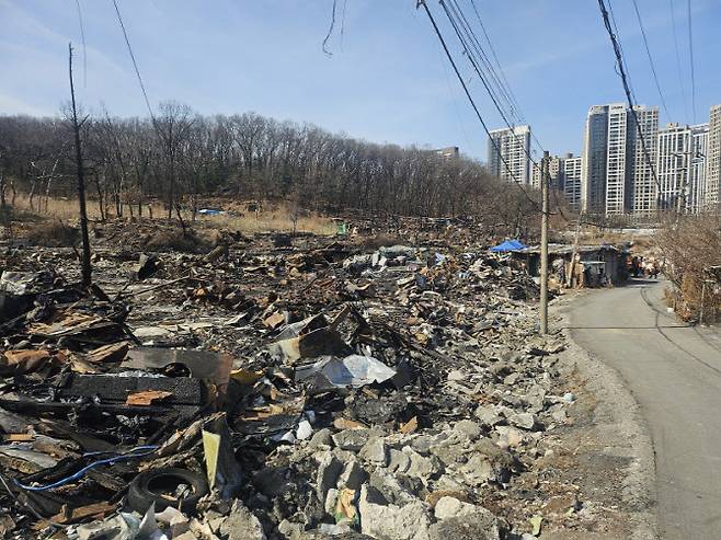 지난 23일 서울 강남 구룡마을 일부 지구가 불에 탄 채 방치돼 있다. 건너편에는 개포동 아파트가 보인다. (사진=김형환 기자)