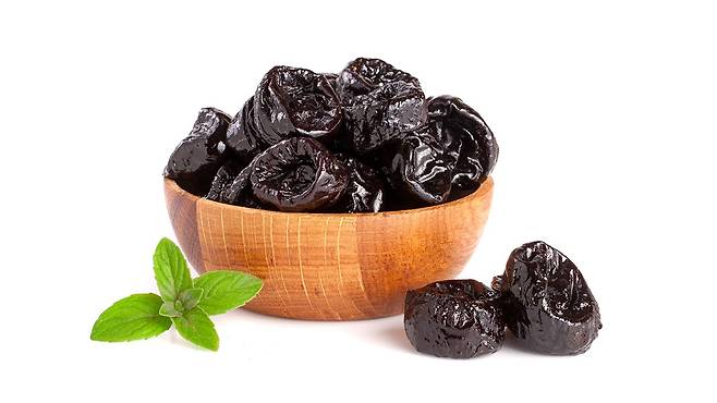 말린 자두를 규칙적으로 섭취하면 폐경 후 골손실을 늦추는 데 도움이 될 수 있다｜출처: 게티이미지뱅크
