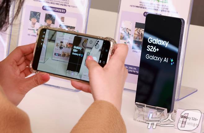 갤럭시 S26 사전예약이 시작된 27일 서울 성동구 T팩토리에서 열린 ‘SKT S26 마켓 팝업스토어'에서 시민이 갤럭시 S26 시리즈를 살펴보고 있다. 2026.2.27 ⓒ 뉴스1 이호윤 기자