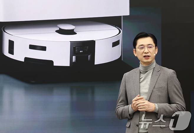 임성택 삼성전자 한국총괄 부사장이 11일 오전 서울 강남구 삼성 강남에서 모델들이 2026년형 비스포크 AI 스팀 로봇청소기 미디어 브리핑에서 발언하고 있다. 2026.2.11 ⓒ 뉴스1 김민지 기자