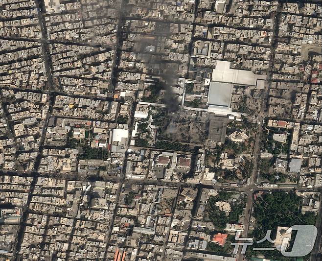 지난달 28일(현지시간) 미국과 이스라엘의 이란 공습 이후 이란 테헤란의 하메네이 거처를 촬영한 에어버스 위성사진. 이란 당국은 지난 1일 하메네이 최고지도자와 고위 인사들의 사망을 인정했다. ⓒ 로이터=뉴스1