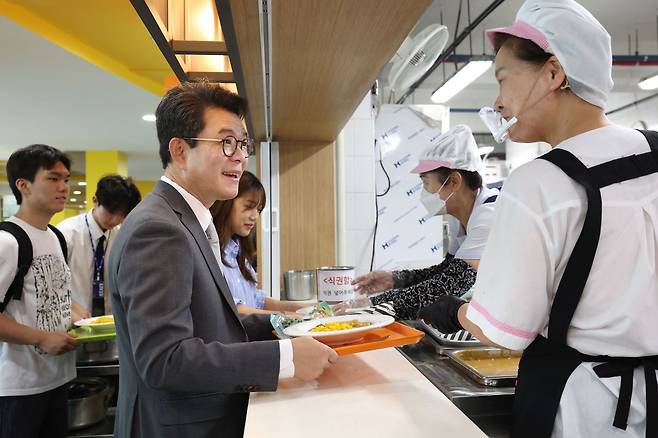 지난해 6월 '천 원의 아침밥' 체험을 위해 정원오 성동구청장이 한양대학교에 방문한 모습