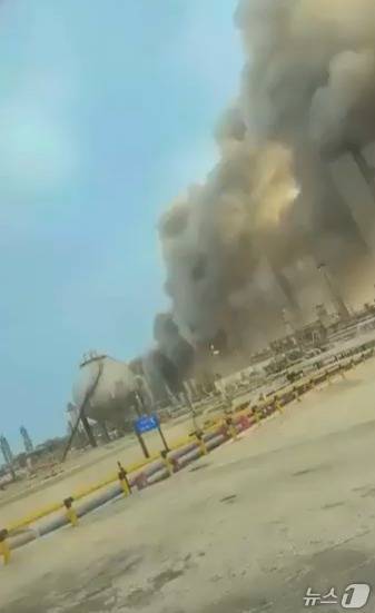사우디아라비아 라스 타누라의 아람코 정유공장이 2일(현지시간) 이란의 공격을 받아 가동이 중단됐다. (출처=엑스) 2026.3.2./뉴스1