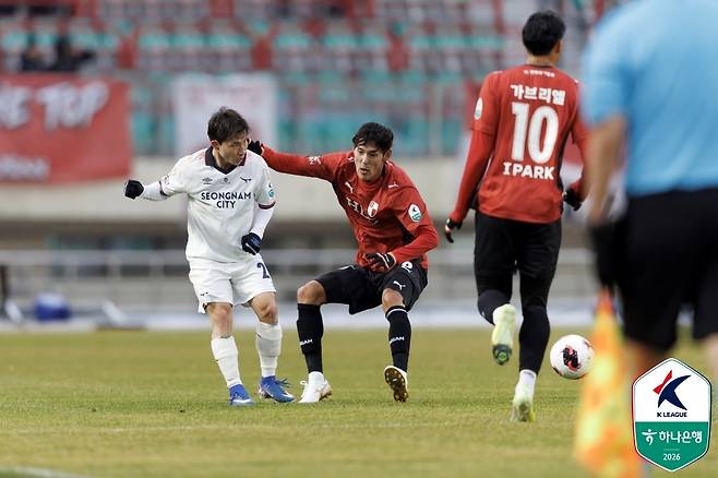 부산 아이파크(유니폼 상의 빨간색)와 성남FC가 2일 열린 하나은행 K리그2 2026 1라운드 맞대결에서 1-1로 비겼다. (한국프로축구연맹 제공)