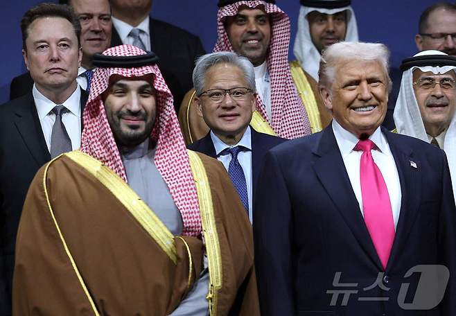 도널드 트럼프 미국 대통령과 모하메드 빈 살만 사우디아라비아 왕세자 겸 총리, 일론 머스크 테슬라 CEO와 젠슨 황 엔비디아 CEO 등이 작년 11월 19일(현지시간) 미국 워싱턴 D.C. 존 F. 케네디 공연예술센터에서 열린 미국-사우디 투자 포럼에서 기념촬영을 하고 있다. ⓒ AFP=뉴스1