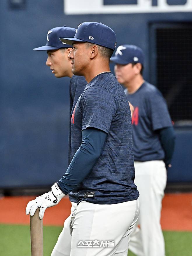 WBC 대한민국 야구대표팀의 저마이 존스(오른쪽)와 셰이 위트컴이 2일 일본 오사카 교세라돔에서 열리는 한신 타이거즈의 경기에 앞서 동료들의 훈련을 지켜보고 있다. 오사카 | 박진업 기자 upandup@sportsseoul.com