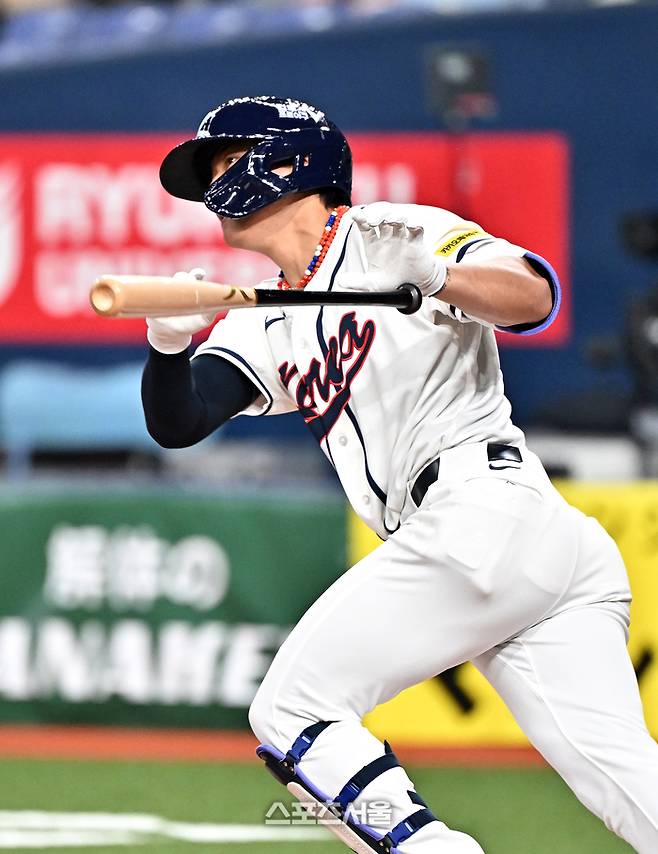 WBC 대한민국 야구대표팀의 김도영이 2일 일본 오사카 교세라돔에서 열린 한신 타이거즈와 평가전 1회초 무사 한신 선발 사이키를 상대로 내야 안타를 치고 있다. 오사카 | 박진업 기자 upandup@sportsseoul.com