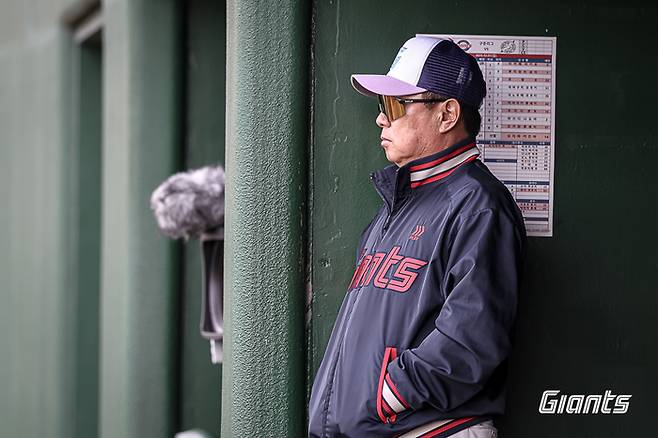 롯데 김태형 감독이 1일 일본 미야자키 미야코노조 구장에서 열린 지바 롯데전을 지켜보고 있다. 사진 | 롯데 자이언츠