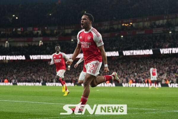 율리안 팀버가 2일 오전 1시 30분(한국시간) 영국 런던에 위치한 에미레이츠 스타디움에서 열린 첼시와의 2025~26시즌 잉글리시 프리미어리그(EPL) 28라운드 경기에서 득점을 기록한 후 환호하고 있다. /사진=뉴시스(AP)