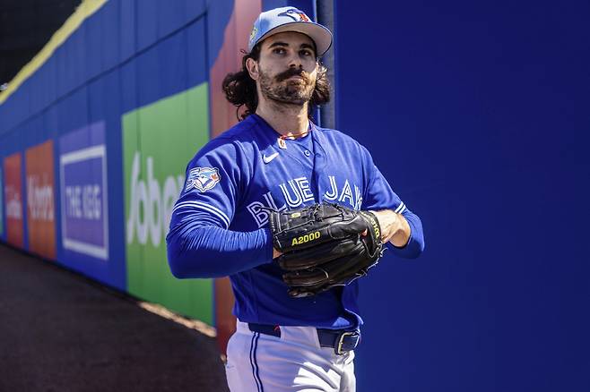 토론토 블루제이스 딜런 시즈가 1일(한국시각) TD볼파크에서 열린 필라델피아 필리스와의 시범경기를 앞두고 등판 준비를 하고 있다. 사진=토론토 블루제이스 구단 X 계정