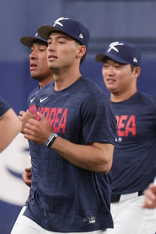 WBC 훈련 합류한 저마이 존스-셰이 위트컴-고우석

    (오사카=연합뉴스) 임화영 기자 = 월드베이스볼클래식(WBC) 출전을 앞둔 한국 야구 대표팀 저마이 존스(왼쪽부터), 셰이 위트컴, 고우석이 1일 일본 오사카 교세라돔에서 훈련을 하고 있다. 2026.3.1

    hwayoung7@yna.co.kr

(끝)





<저작권자(c) 연합뉴스, 무단 전재-재배포, AI 학습 및 활용 금지>