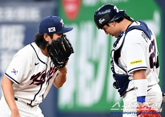 2일 일본 오사카 교세라돔에서 열린 WBC(월드베이스볼클래식) 한국 대표팀과 한신 타이거즈의 경기, 2회말 곽빈이 실점하자 박동원이 마운드에 올라 이야기를 하고 있다. 오사카(일본)=허상욱 기자wook@sportschosun.com/2026.03.02/