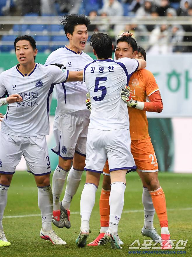 K리그1 대전하나시티즌과 FC안양의 경기가 2일 대전월드컵경기장에서 열렸다. 대전 김현욱 페널�K킥을 막아낸 안양 골키퍼 김정훈이 환호하고 있다. 대전=박재만 기자 pjm@sportschosun.com/2026.03.02/