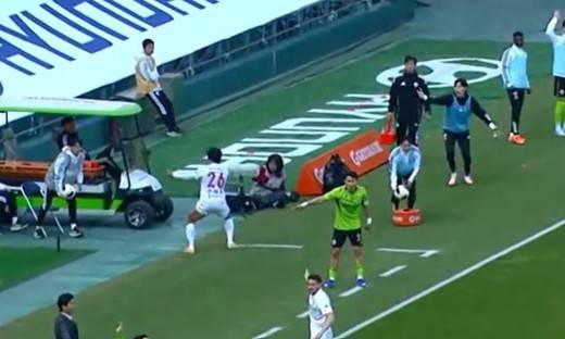 상대 스로인을 고의로 지연하기 위해 다른 공을 집어드는 이승우. ⓒ쿠팡플레이