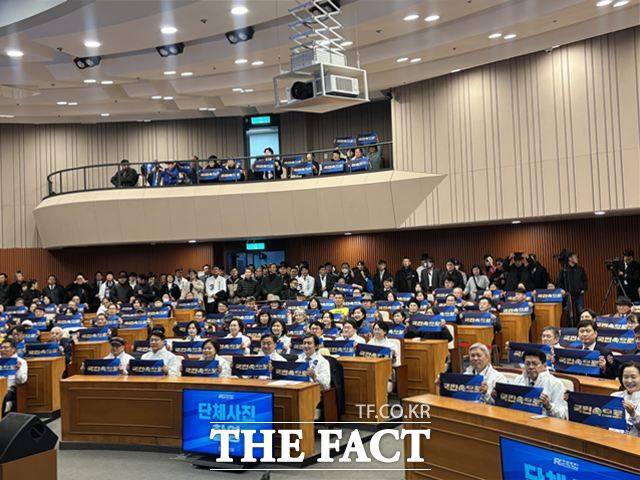 창당 2주년을 맞은 조국혁신당이 기념대회를 열고 조국 혁신당 대표와 서왕진 원내대표 등이 당원들과 함께 단체 사진을 촬영 중이다. /국회=이하린 기자