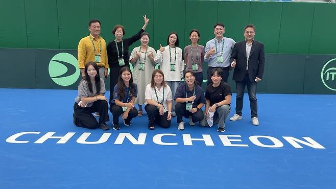 지난해 춘천에서 열린 데이비스컵 대회에서 한국이 이긴 뒤 카메라 앞에선 대한테니스협회 직원. 이런 국제대회를 치르려면 많은 고생을 해야 하지만 좋은 결과가 나오면 큰 보람을 느낀다고 한다. 대한테니스협회 제공