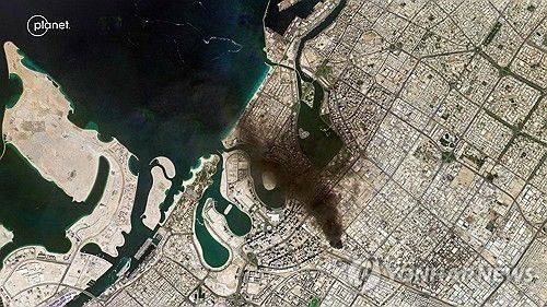 이란 공격에 연기 휩싸인 두바이 모습 담은 플래닛랩스 위성사진. 연합뉴스