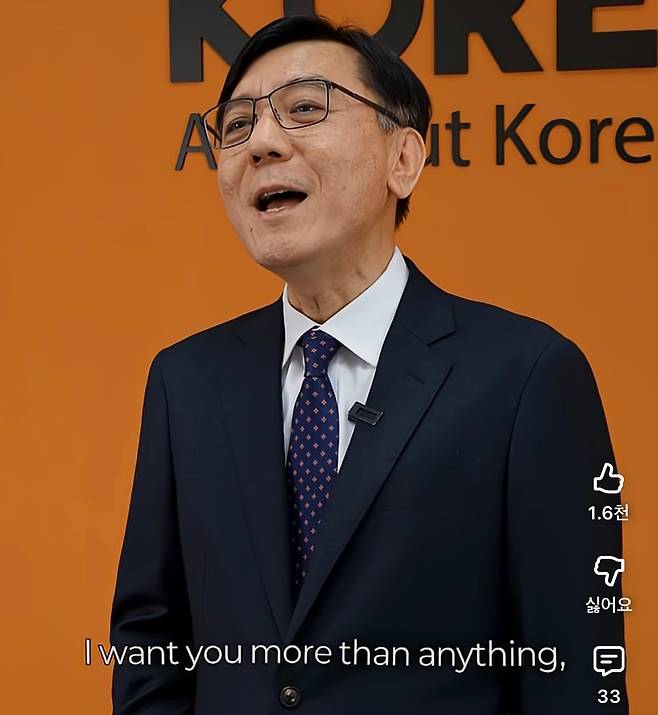 임기모 전 브라질 대사가 최근 외교부가 루이스 이나시우 룰라 다 시우바 브라질 대통령 방한에 맞춰 제작한 영상에 출연해 노래를 부르고 있다. /유튜브