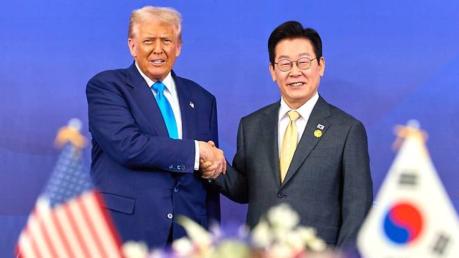도널드 트럼프 미국 대통령의 관세 재인상 발언 이후 한·미 정상간 핫라인 가동 여부가 이슈가 되고 있다. 사진은 이재명 대통령(오른쪽)과 트럼프 대통령이 지난해 10월 29일 경북 경주박물관에서 열린 한·미 정상회담에 앞서 악수하고 있는 모습./대통령실