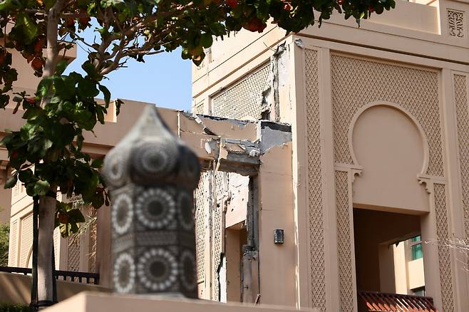 이란의 공격으로 피해를 입은 페어몬트 더 팜 호텔 모습 / 로이터=연합