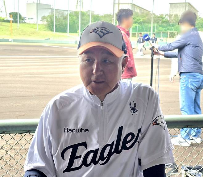 김경문 한화이글스 감독이 2일 오키나와&nbsp; 구시카와 구장에서 취재진과 인터뷰 하고 있다. 일본 오키나와=이성현 기자