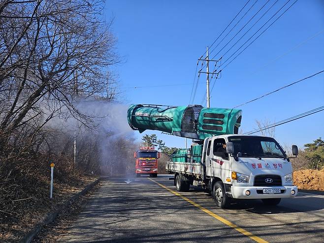 충남소방본부는 최근 서산시농업기술센터 광역방제기를 이용해 서산 도비산 인근에서 예비주수를 실시했다. 충남소방본부 제공
