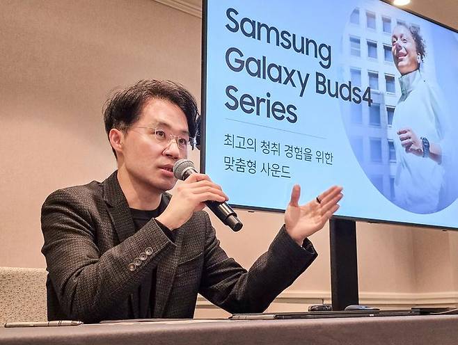 문한길 삼성전자 MX사업부 오디오그룹 마스터가 6일(현지시간) 미국 샌프란시스코에서 열린 '갤럭시 언팩 2026 (Galaxy Unpacked 2026)' 행사에서 갤럭시 버즈4 프로에 담긴 삼성전자의 사운드 혁신 기술을 소개하고 있다.ⓒ삼성전자