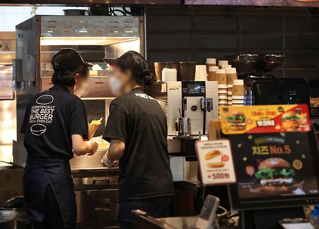 서울의 한 가게에서 아르바이트생이 업무를 보고 있다.  뉴스1