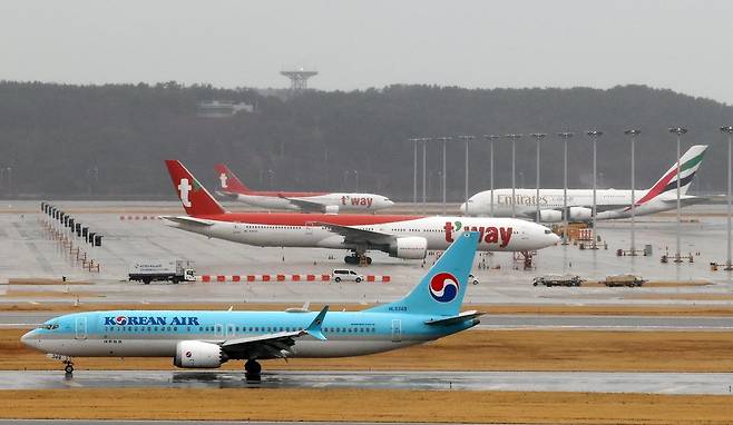 미국의 이란 공습으로 중동 지역의 군사적 긴장이 고조되면서 두바이행 등 일부 항공편이 운항 중단된 2일 인천국제공항 주기장에 항공기가 세워져 있다. 2026.03.02. [인천공항=뉴시스]