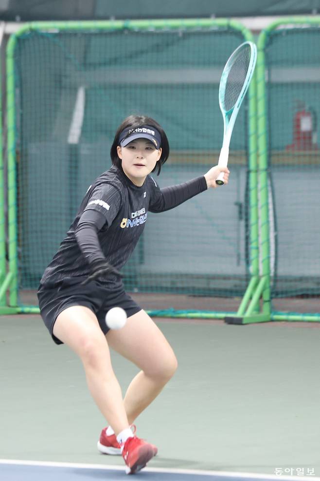 황정미가 2일 전남 순천시 팔마소프트테니스장에서 열린 2026년 소프트테니스 국가대표 선발전에서 샷을 하고 있다. 황정미는 2년 연속 태극마크를 달며 9월 아이치-나고야 아시안게임 참가에 청신호를 켰다. 대한소프트테니스협회 제공