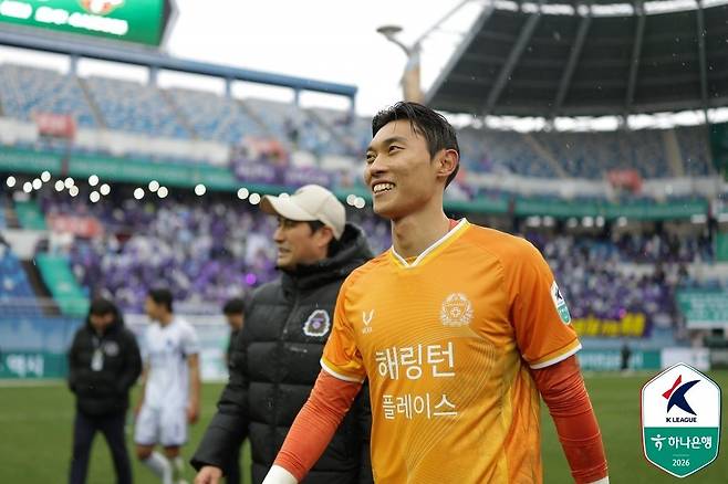FC안양 골키퍼 김정훈은 2일 대전월드컵경기장에서 열린 대전 하나시티즌과 하나은행 K리그1 2026 1라운드에서 후반 추가시간 페널티킥을 선방하며 팀의 1-1 무승부를 견인했다. (한국프로축구연맹 제공)