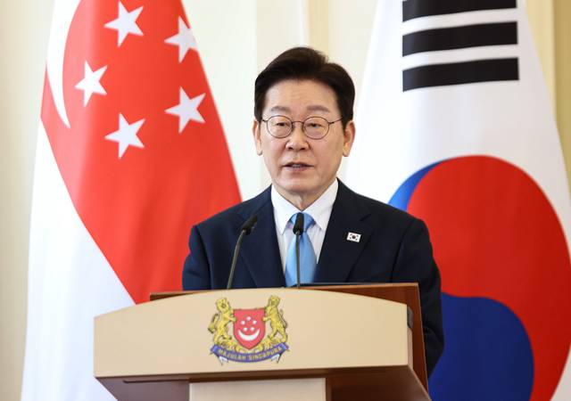 이재명 대통령이 2일 싱가포르 외교부 청사에서 정상회담 후 열린 로런스 웡 싱가포르 총리와의 공동언론발표에서 발언하고 있다. 연합뉴스