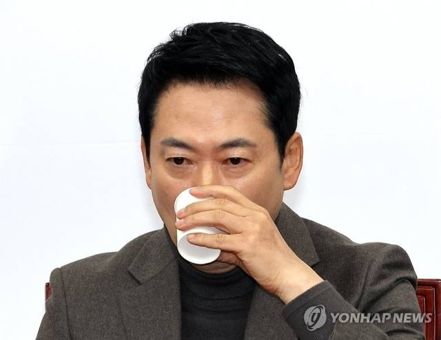 국민의힘 장동혁 대표가 2월19일 국회에서 열린 최고위원회의 도중 물을 마시며 목을 축이고 있다. 연합뉴스