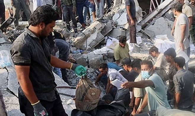 폭격으로 파괴된 이란 여자초등학교에서 발견된 책가방. AP연합뉴스