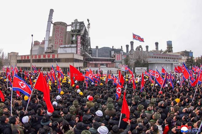 북한 김정은 국무위원장이 지난 1일 북한 상원세멘트연합기업소를 방문했다고 조선중앙통신이 2일 보도했다. 김정은이 시멘트공장에 집결시킨 북한 군중들 앞에서 연설하고 있다. 연합뉴스