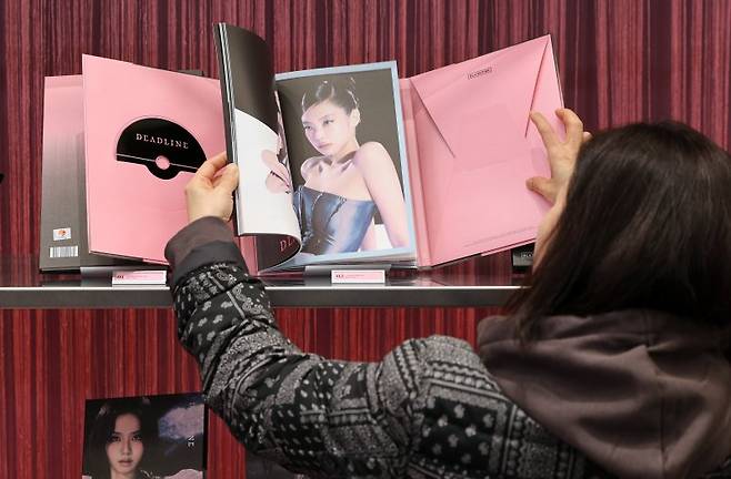 지난 1일 서울 중구 명동 무신사 스토어에 마련된 블랙핑크 새 미니앨범 '데드라인'(DEADLINE) 발매 기념 팝업스토어를 찾은 방문객들이 제품을 둘러보고 있다. 뉴스1