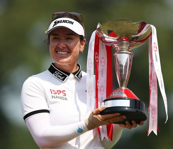 2026년 미국여자프로골프(LPGA) 투어 '아시안 스윙' HSBC 위민스 월드챔피언십 우승을 차지한 한나 그린(호주)이 우승 트로피를 들고 있는 모습이다. 사진제공=LPGA_Getty (사진을 무단으로 사용하지 마십시오.)