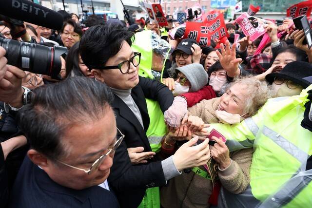 한동훈 전 국민의힘 대표가 27일 오후 대구 서문시장을 찾은 자리에서 지지자들에게 인사하고 있다. 연합뉴스