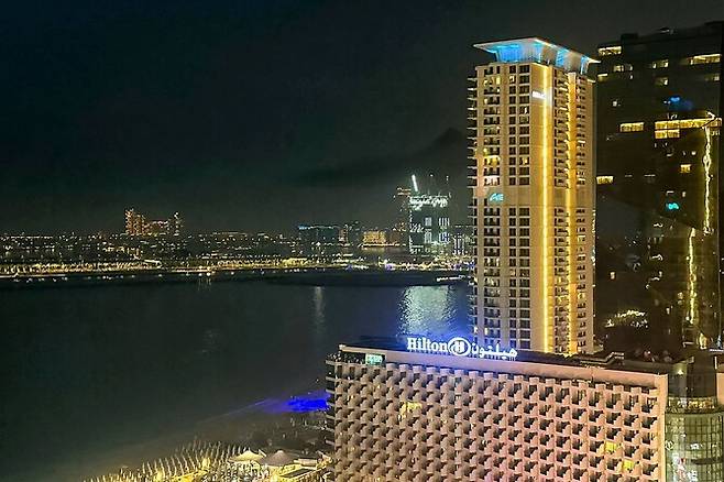 28일(현지시각) 아랍에미리트 두바이의 인공 섬 휴양지인 팜 주메이라 상공에 연기가 피어오르고 있다. AFP연합뉴스