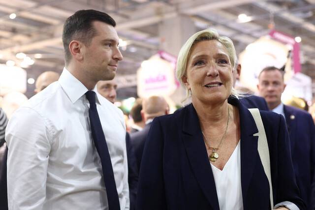 프랑스 극우 정당 국민연합(RN) 소속 정치인 마린 르펜(오른쪽)과 당대표 조르당 바르델라가 지난달 27일 프랑스 파리에서 열린 국제농업박람회에 참여한 모습. 로이터 연합뉴스