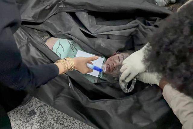 지난달 28일 이란 미나브의 여자 초등학교의 건물 잔해 속에서 발견된 어린이의 사진. 이란 정부 외신부가 공개하고 AP통신이 수정 없이 배포했다. 이란 외신부 제공 AP 연합뉴스