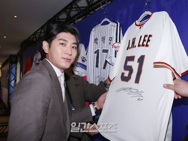 (주)조아제약과 일간스포츠가 공동제정한 '2025 조아제약 프로야구 대상' 시상식이 2일 오전 서울 강남구 라움아트센터에서 열렸다. 샌프란시스코 이정후가 사인하고 있다. 국내 최고의 권위를 자랑하는 일간스포츠-조아제약 프로야구 대상은 1977년 출범 이후 48년의 역사를 이어온 명실상부 국내 최고의 프로야구 시상식이다. 올해 시상식은 전통 시상식의 틀을 뛰어넘어, 팬들이 참여하는 토크쇼, 특별사인회 등 다채로운 행사로 거듭났다. 특별취재단/2025.12.02/