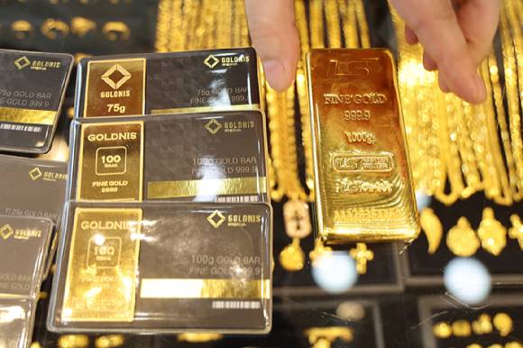 유통업계가 금 관련 수요를 겨낭한 각종 서비스를 잇따라 출시하고 있다. 사진은 서울 종로구 한 주얼리에 놓인 골드바. [사진=연합뉴스]